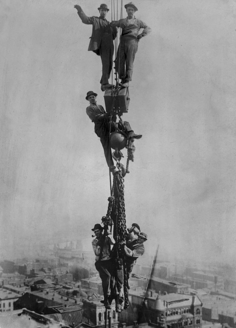 Illustration for article titled Death-Defying Photos Of Skyscraper Construction Workers Goofing Around
